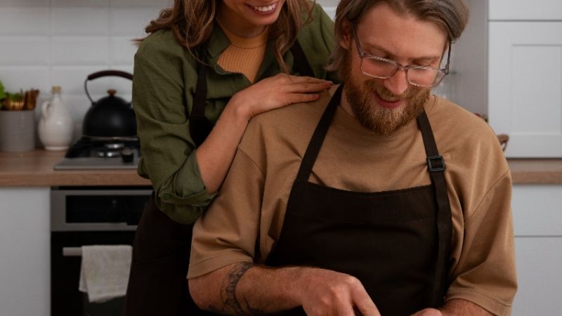medium-shot-couple-cooking-together (1)
